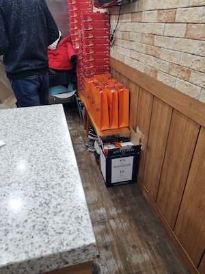 집 앞 치킨집에서 우연히 발견한 데일리샷 쇼핑백들